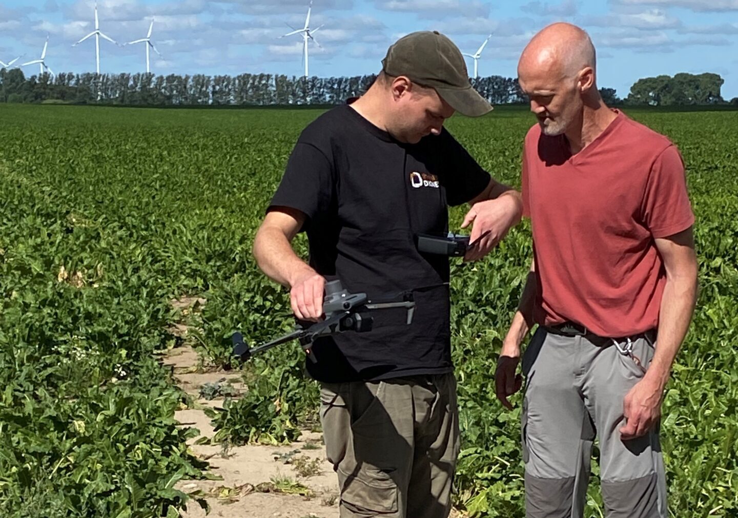 Zwei Menschen mit Flugdrohne am Ackerrand, Thermal Drones GmbH