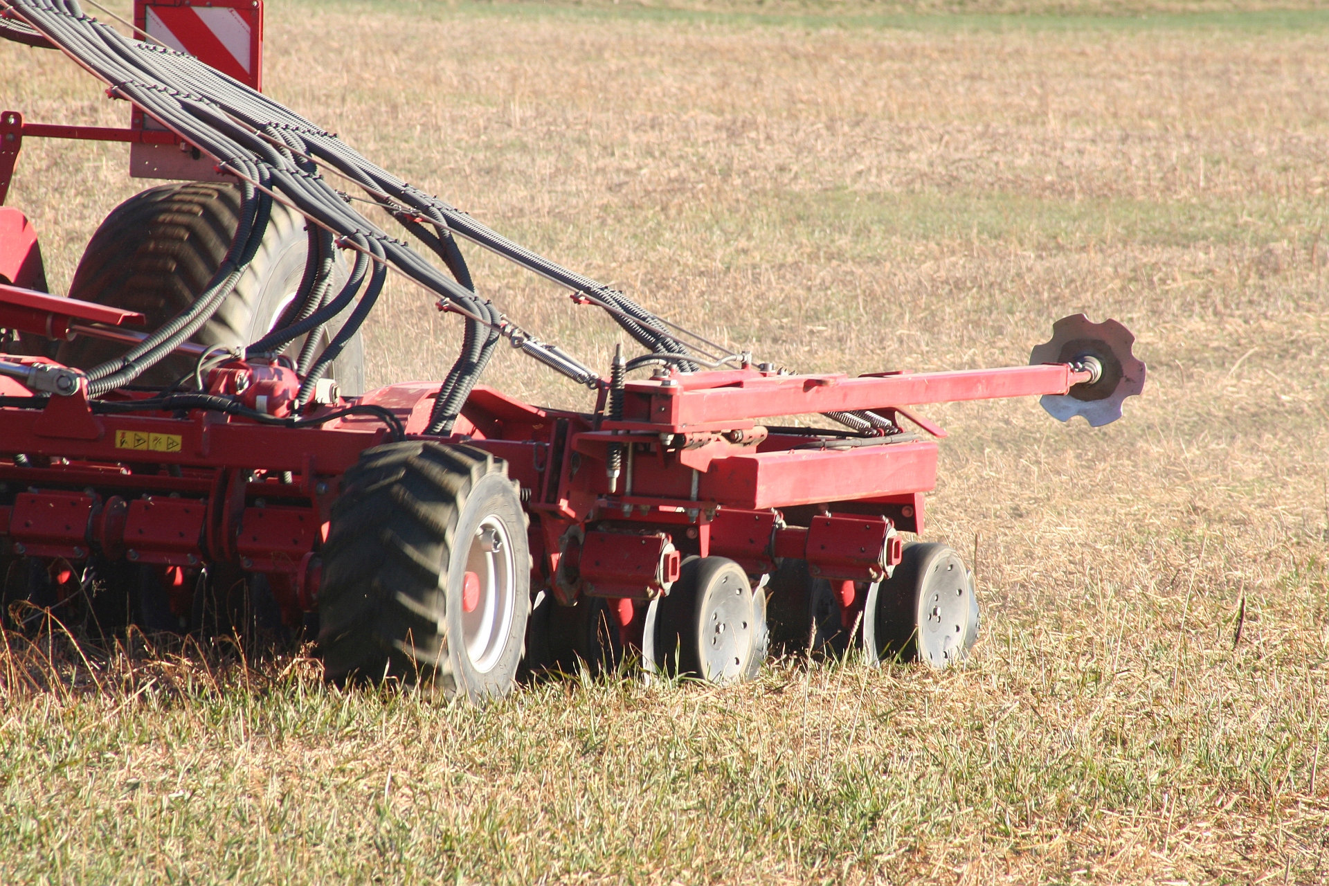 Drillmaschine auf bewachsenem Feld