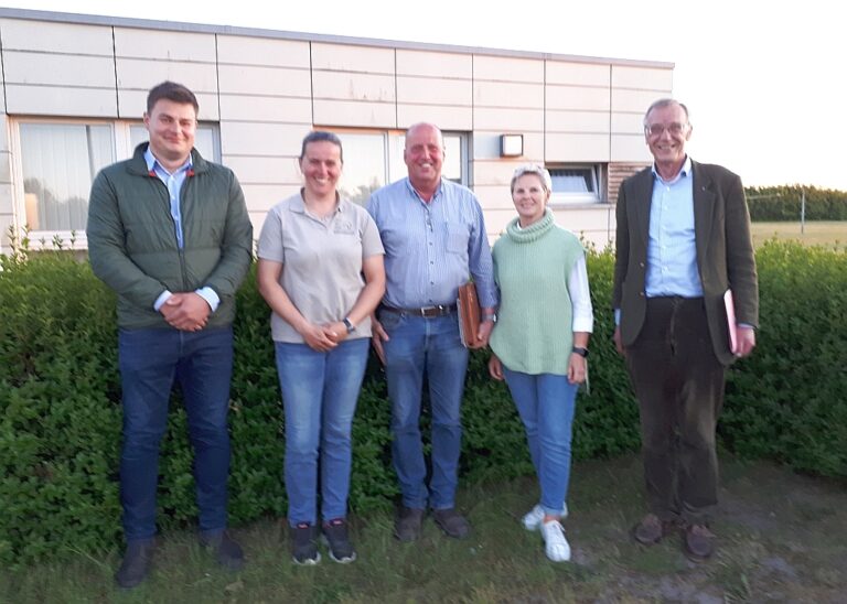 5 Menschen vor einem Gebäude, 5 der 6 Vorstandsmitglieder des Vereins