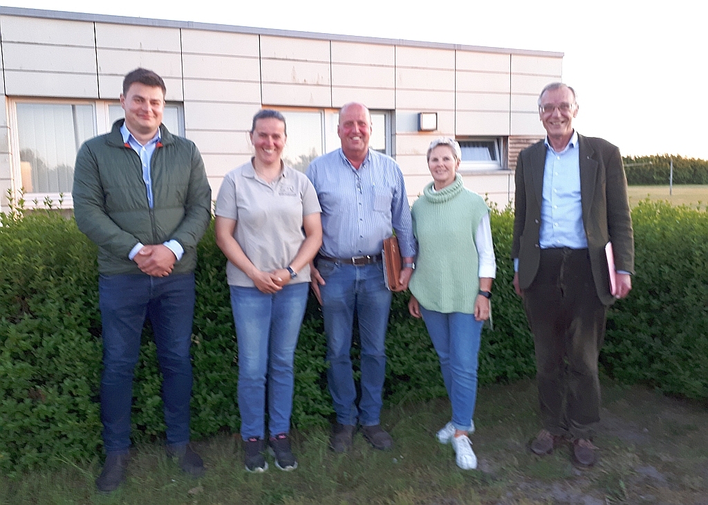 5 Menschen vor einem Gebäude, 5 der 6 Vorstandsmitglieder des Vereins